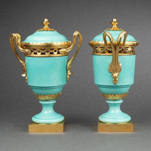 XIXe siècle - Paire de Pots-Pourris en porcelaine vers 1830