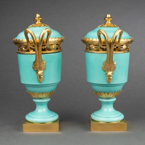 Paire de Pots-Pourris en porcelaine vers 1830 - Louis-Philippe