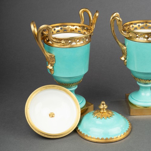 Antiquités - Paire de Pots-Pourris en porcelaine vers 1830