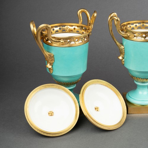 Antiquités - A pair  of porcelain Vases ormolu-mounted Circa 1830