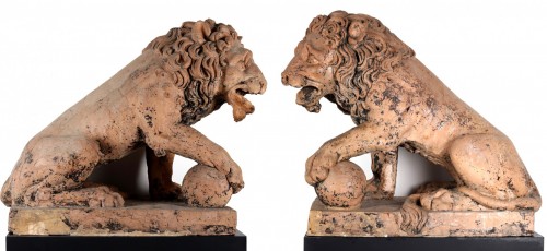 Pair of lions in terracotta