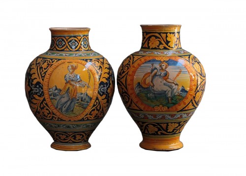 Two majolica vases from Faenza with "a quartieri" decoration and a saint. 1