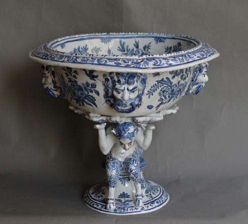 Large Nevers earthenware basin with two satyrs on the pedestal, 17th century - Porcelain & Faience Style Louis XIV