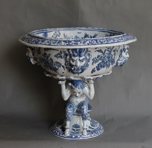 Louis XIV - Large Nevers earthenware basin with two satyrs on the pedestal, 17th century