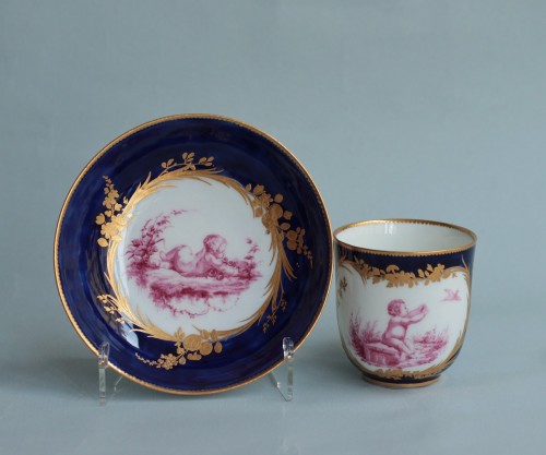 18th century - Calabre gobelet in Vincennes porcelain, a shaded blue background, c. 1753/4