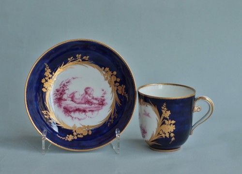 Antiquités - Calabre gobelet in Vincennes porcelain, a shaded blue background, c. 1753/4