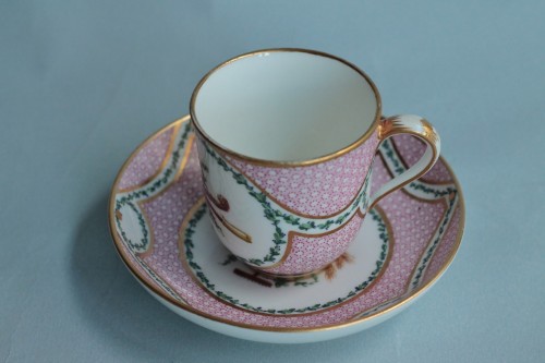 Gobelet Calabre en porcelaine tendre de Sèvres, fond rose Taillandier vers 1770 - JM Béalu & Fils