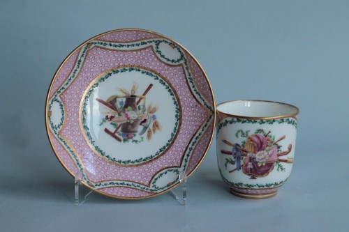 Gobelet Calabre en porcelaine tendre de Sèvres, fond rose Taillandier vers 1770 - Louis XV