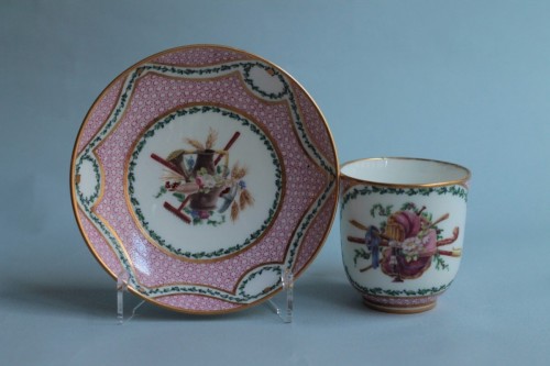 Antiquités - Gobelet Calabre en porcelaine tendre de Sèvres, fond rose Taillandier vers 1770