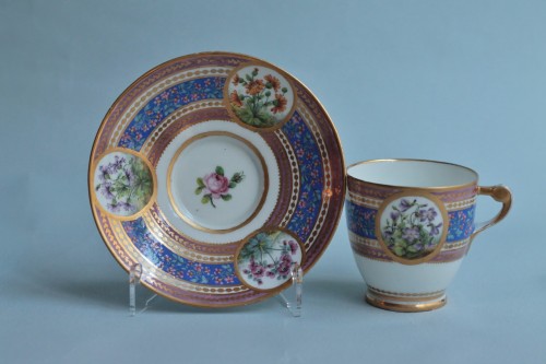 Tasse à anse Boizot en porcelaine tendre de Sèvres, décor botanique, mm 1789 - JM Béalu & Fils