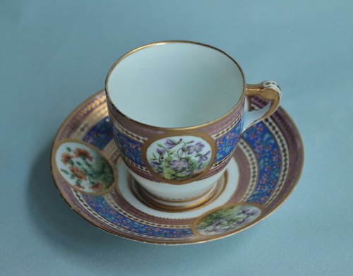 XVIIIe siècle - Tasse à anse Boizot en porcelaine tendre de Sèvres, décor botanique, mm 1789