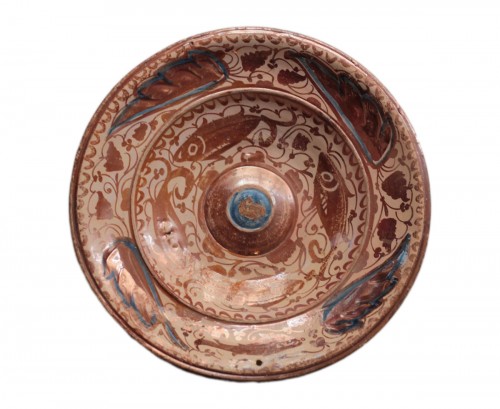 Round dish in Manises earthenware decorated with a metallic chandelier