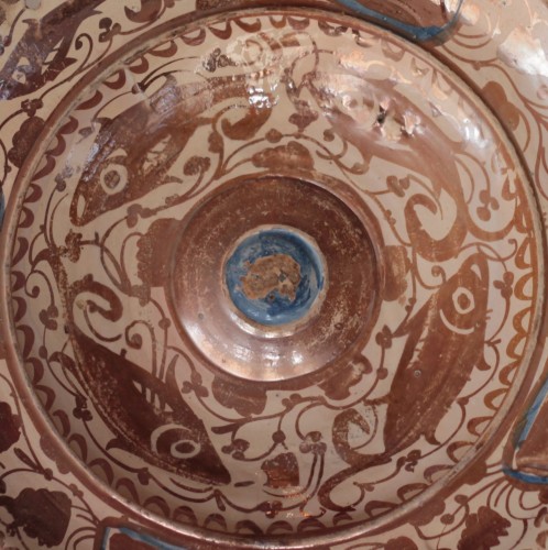 Round dish in Manises earthenware decorated with a metallic chandelier - Porcelain & Faience Style 