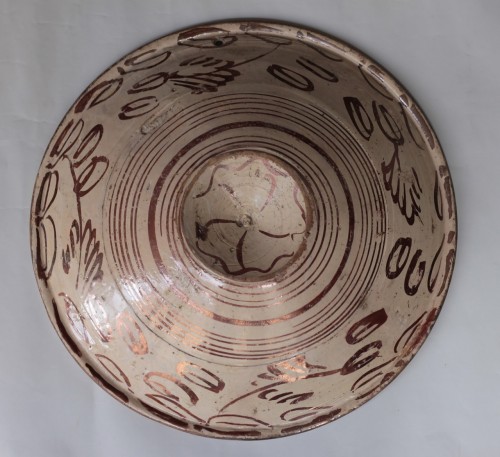 Porcelain & Faience  - Round dish in Manises earthenware decorated with a metallic chandelier