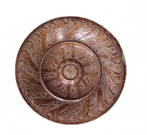 Round dish in lustre-ware from Manises, First half of the 16th century