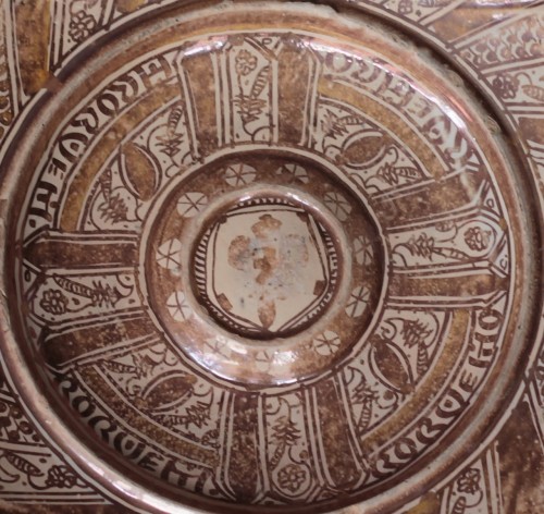 Porcelain & Faience  - Round dish in lustre-ware from Manises, First half of the 16th century