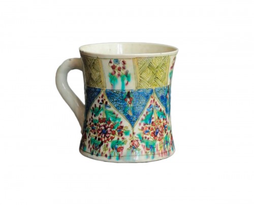 Grande tasse en céramique siliceuse de Kütahya (Turquie) - fin XVIIIe début XIXe siècle