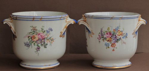 Paire de rafraichissoirs à bouteille en porcelaine tendre de Sèvres, vers 1758-59. - JM Béalu & Fils