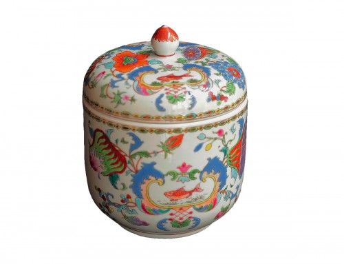 Chinese porcelain covered pot with “Pompadour” decoration, Qianlong period,