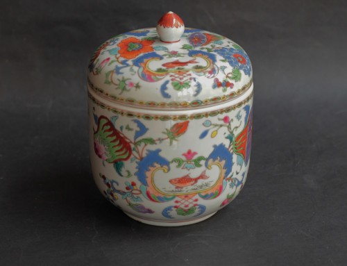 Porcelain & Faience  - Chinese porcelain covered pot with “Pompadour” decoration, Qianlong period,