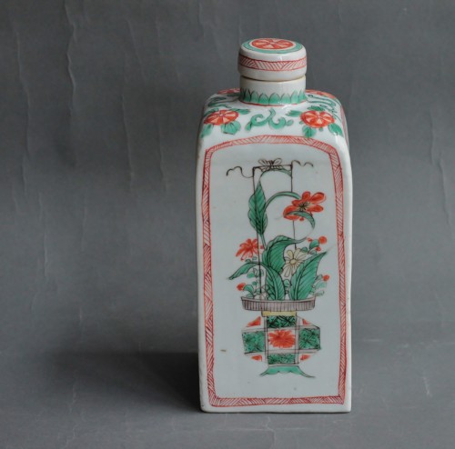 Bouteille carrée en porcelaine de Chine Famille Verte, époque Kangxi (1662-1722) - JM Béalu & Fils