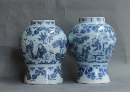 Paire de vases en faïence de Delft à décor en camaïeu bleu, XVIIe siècle