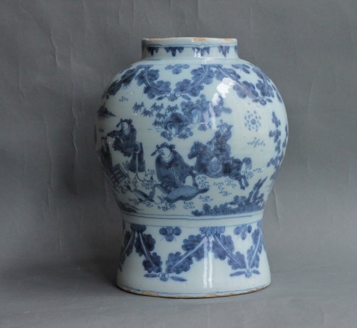 Antiquités - Paire de vases en faïence de Delft à décor en camaïeu bleu, XVIIe siècle