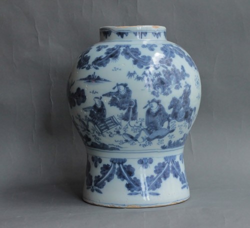 Antiquités - Paire de vases en faïence de Delft à décor en camaïeu bleu, XVIIe siècle