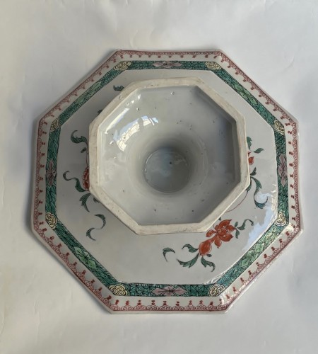 Octogonal display in Chinese porcelain with Green Family decoration 18h century - 