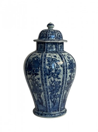 Covered vase in blue and white Chinese porcelain, Kangxi period (1662-1722)