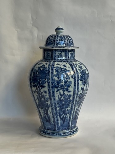 18th century - Covered vase in blue and white Chinese porcelain, Kangxi period (1662-1722)