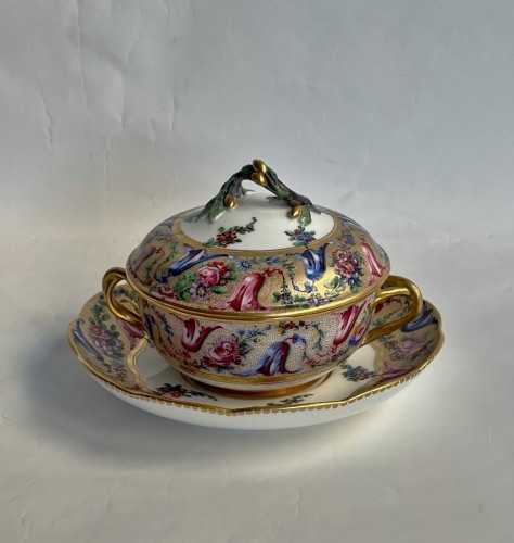 A Sèvres soft-paste porcelain ecuelle à bouillon with tulip flowers. 18th century - Porcelain & Faience Style Louis XVI