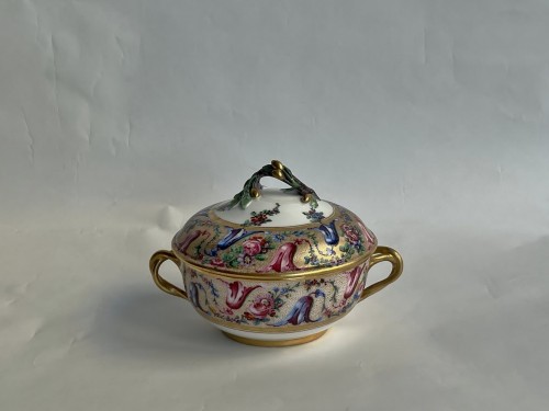 A Sèvres soft-paste porcelain ecuelle à bouillon with tulip flowers. 18th century - 