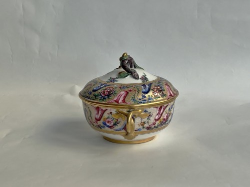 18th century - A Sèvres soft-paste porcelain ecuelle à bouillon with tulip flowers. 18th century