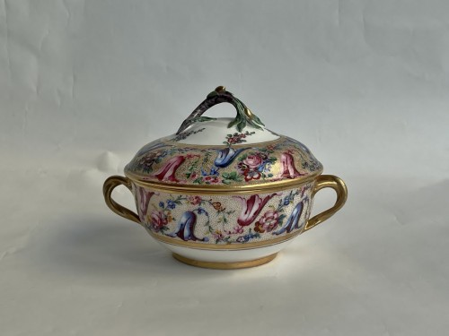 A Sèvres soft-paste porcelain ecuelle à bouillon with tulip flowers. 18th century - Louis XVI