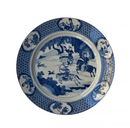 Chinese porcelain dish with blue and white decoration of horsemen 18th century