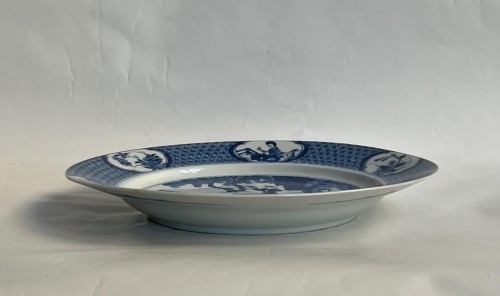 Chinese porcelain dish with blue and white decoration of horsemen 18th century - 