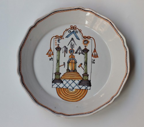 Nevers, plate with masonic decoration of a lodge picture 18th century - Porcelain & Faience Style Louis XVI