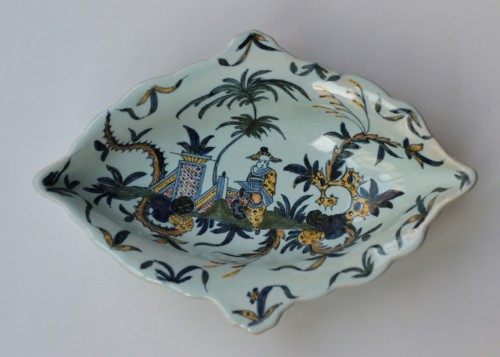 18th century Sauce boat in Sinceny earthenware with Chinese decoration Marked S  - Porcelain & Faience Style Louis XV