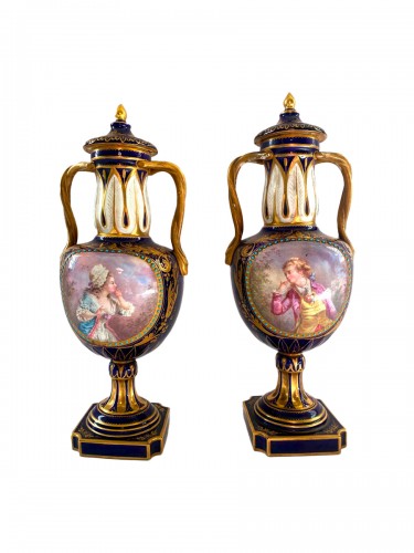 Paire de vases en porcelaine de Sèvres