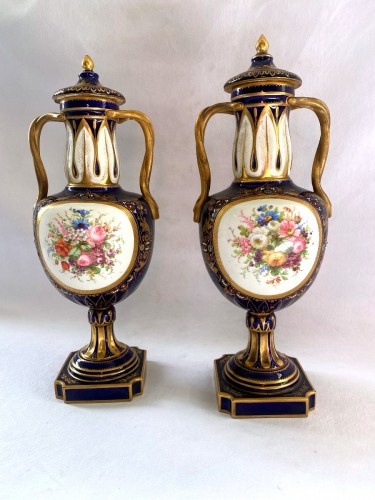 18th century - Pair of Sèvres porcelain vases