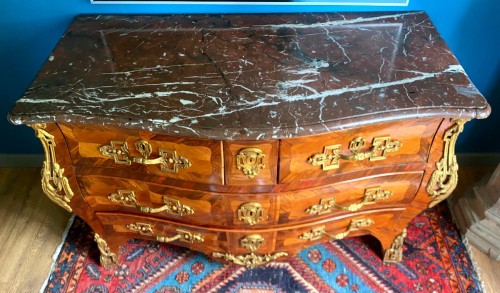 XVIIIe siècle - Commode tombeau en marqueterie estampillée Boudin