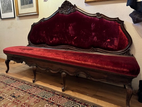 Large Venetian walnut sofa, late 19th c. - Seating Style Art nouveau