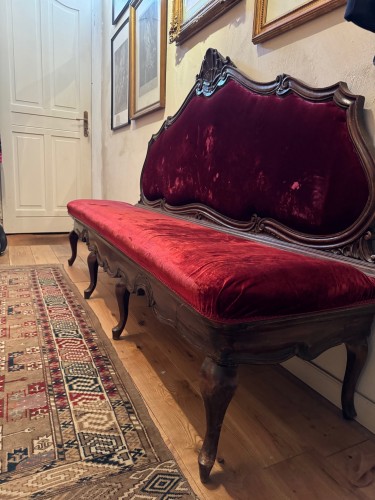 19th century - Large Venetian walnut sofa, late 19th c.