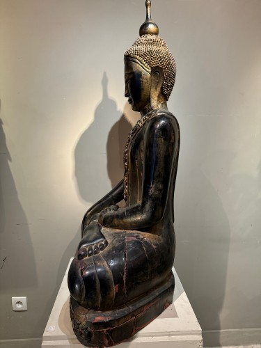  - Très grand Bouddha en bois laqué noir, Birmanie, fin 19e siècle