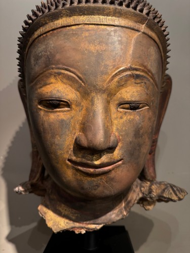 Grande tête de Bouddha en terre cuite, Birmanie, Etats Shan fin 18e siècle - La Crédence