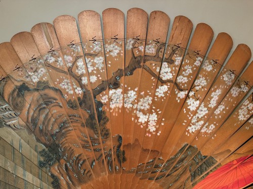 20th century - Very large decorative painted wood fan, Japan, circa 1920