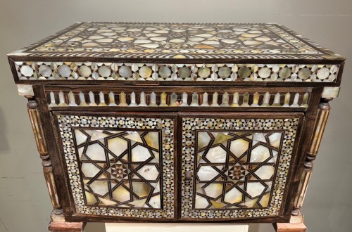 Coffret cabinet Ottoman en marqueterie de nacre, Syrie vers 1940 - Mobilier Style Art Déco