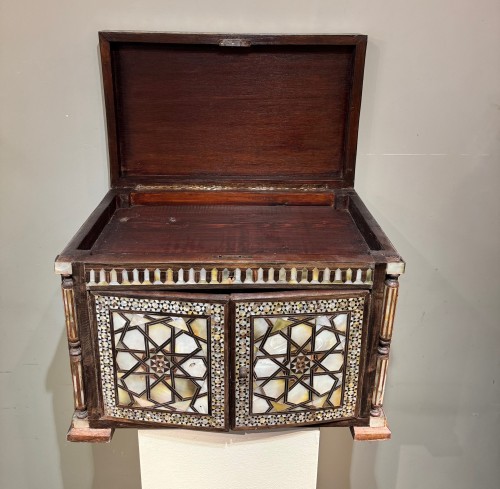 Art Déco - Coffret cabinet Ottoman en marqueterie de nacre, Syrie vers 1940