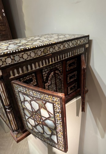 Antiquités - Ottoman cabinet in mother-of-pearl inlay, Syria, circa 1940.